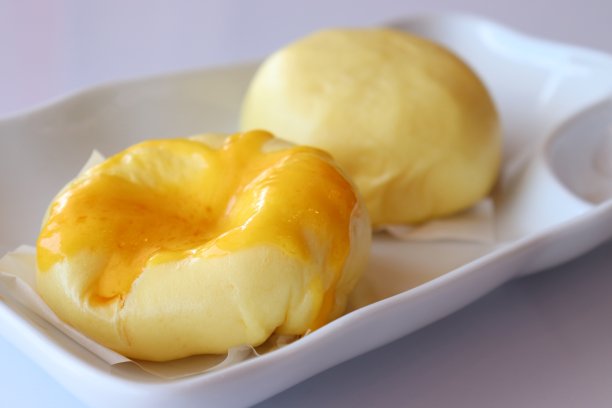 用白盘子蒸馒头，上面放奶油图片下载