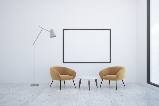 白色的客厅，黄色的扶手椅和海报图片下载
