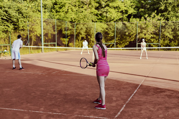 在网球场打双打的情侣图片下载