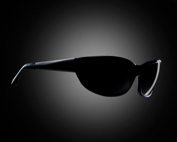 灰色上戴着黑色墨镜图片下载