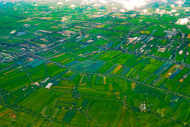 鸟瞰图草地农场照片从飞机拍摄图片下载