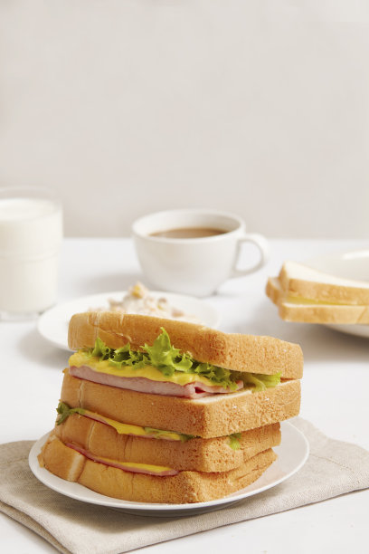 桌上有三明治当早餐图片下载
