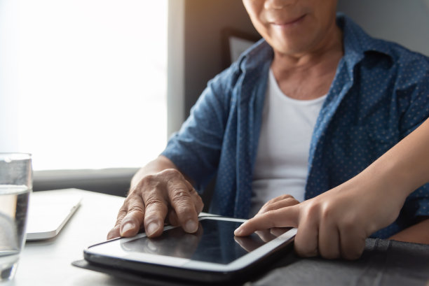 爷爷和孙子的幸福家庭。图片下载