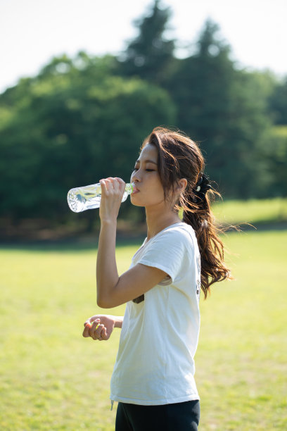 年轻女子喝了一瓶水图片下载