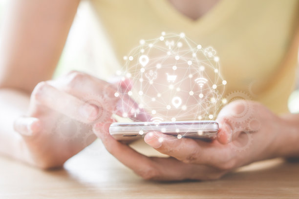 女性手持智能手机与数字技术全球网络图标图片下载