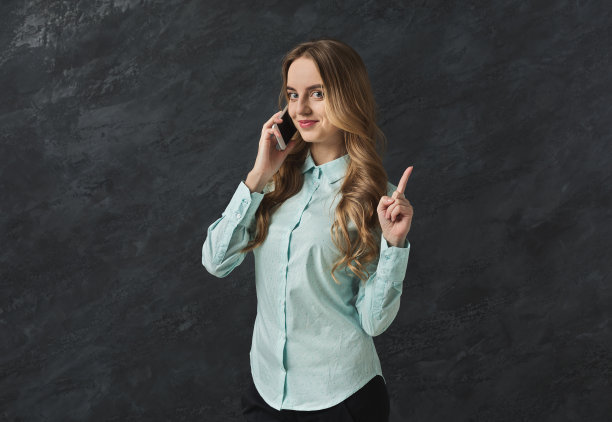 女商人打电话时要保持安静图片下载