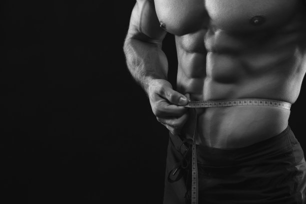 难以辨认的肌肉男子测量腰围图片下载