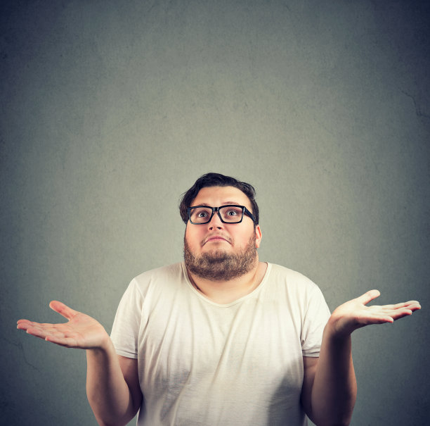 胖乎乎的男人看起来超级困惑和耸肩问题牵手分开。图片下载