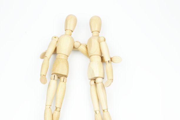 两个木乃伊或木制玩偶在孤立的白色背景上。友谊、关系、伙伴关系、合作、合资、商业、图片下载