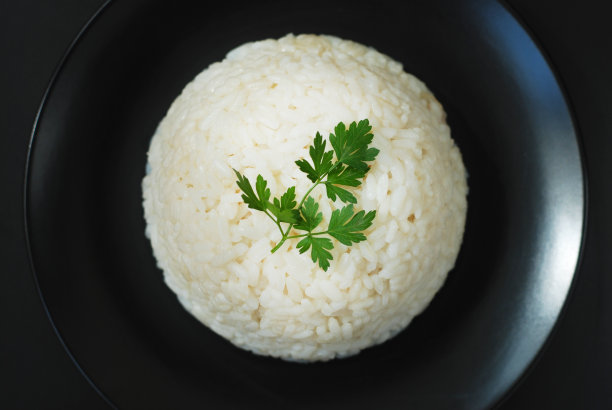 热煮白米饭黑背景，孤立。图片下载