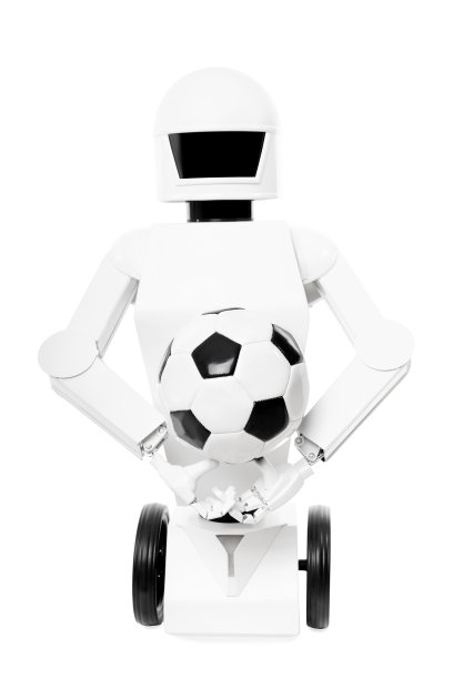 机器人与足球在他的手中，孤立在白色背景前，概念视频助理裁判图片下载