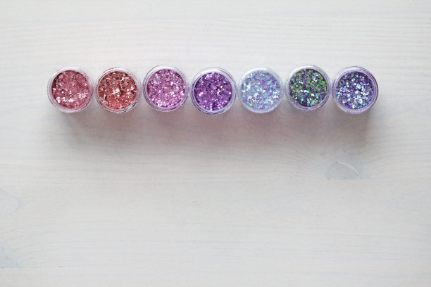 用于盒子里钉子设计的多色亮片。在jar闪闪发光。指甲用锡箔。组照片。闪闪美丽，闪闪发光图片下载