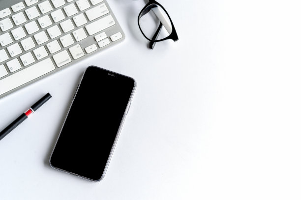 办公场所与文本空间，白色木桌与办公用品平板电脑，台式电脑，俯视图，过光图片下载