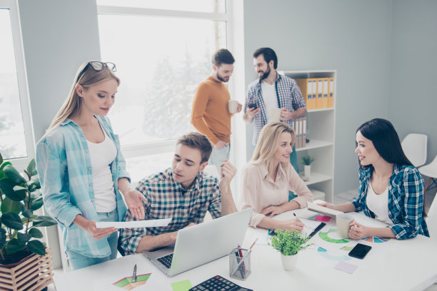 自信，时尚，迷人的同事们穿着休闲的服装喝咖啡，聊天，讨论，使用智能手机，用杯子喝茶，伙伴关系，关系，社区图片下载