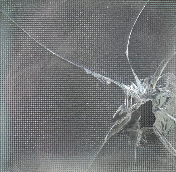 方形碎玻璃立方体带有大孔图片下载