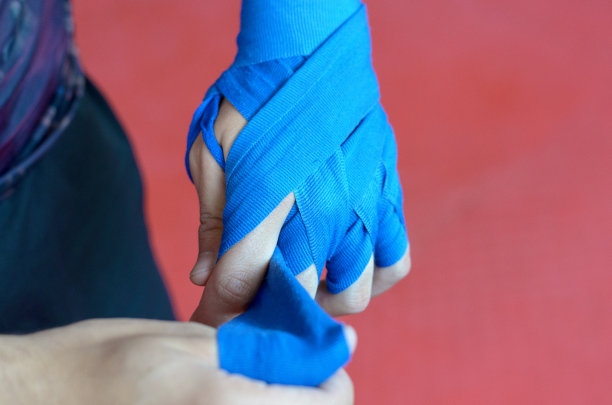 靠近一个戴着绷带的拳击手的手图片下载