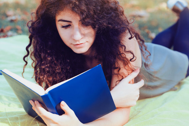 女学生在公园看书图片下载