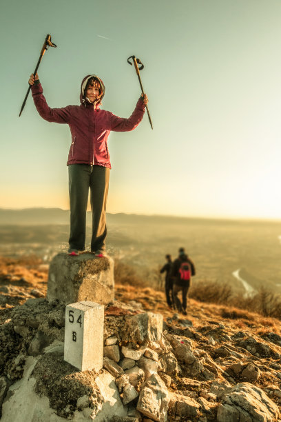 在山上徒步旅行图片下载
