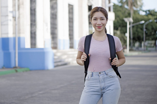 快乐的女大学生。图片下载