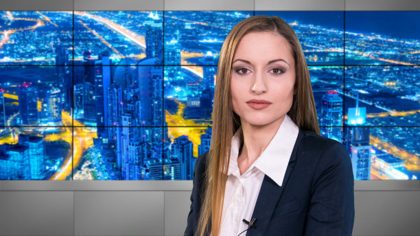 电视前的女新闻播音员图片下载