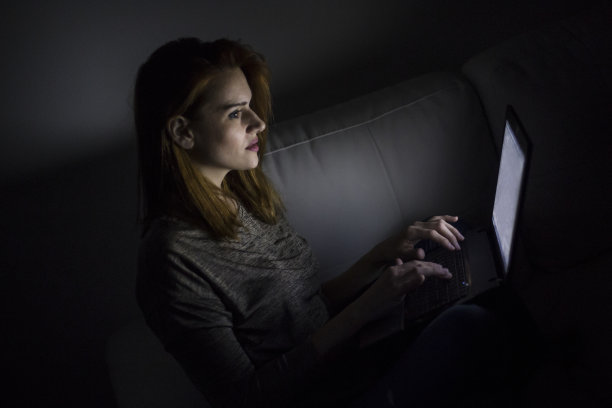 晚上工作图片下载