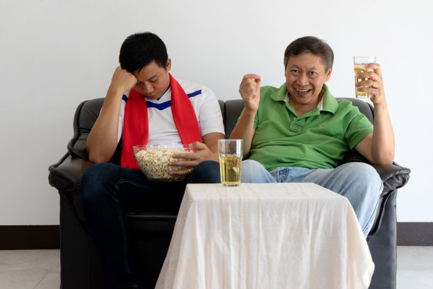 年轻人和老人父亲儿子看足球图片下载