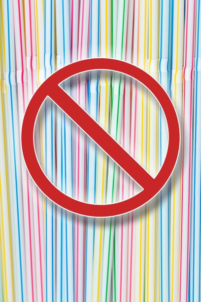 很多塑料吸管上面有红色的禁止标志，这是欧洲或欧盟的新法律图片下载