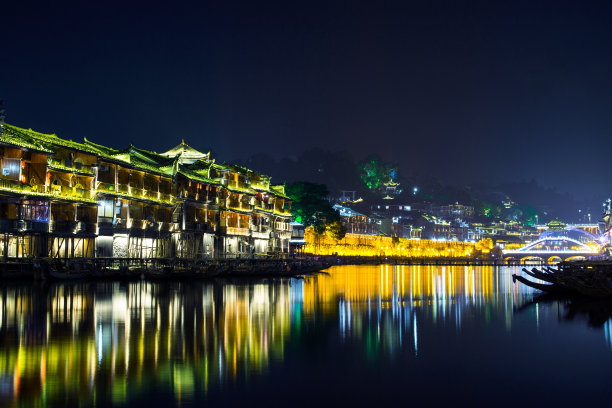 中国湖南凤凰古城夜景图片下载
