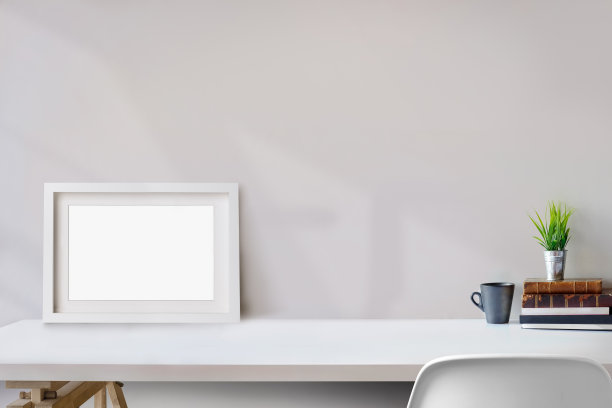 时尚的工作空间与原型海报在家里或工作室。图片下载