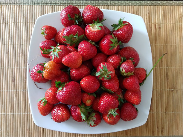 盘子里有草莓。图片下载