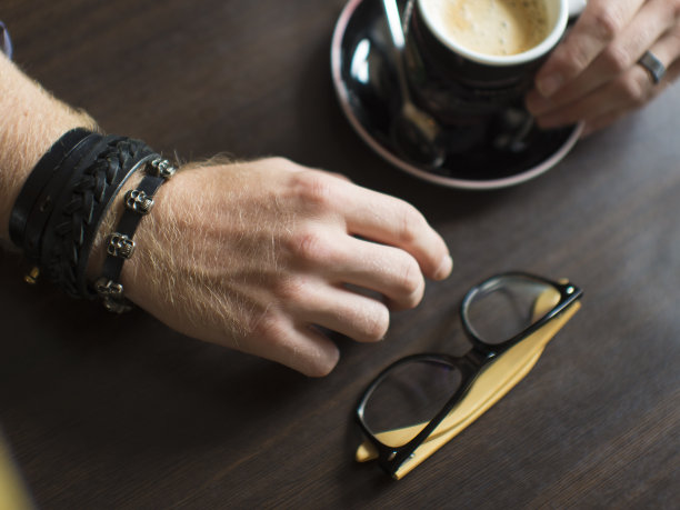 扁平风格咖啡：手持咖啡杯与眼镜图片下载