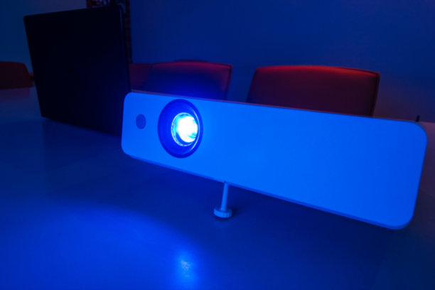 投影仪连接到笔记本电脑上，以便在会议室进行演示图片下载