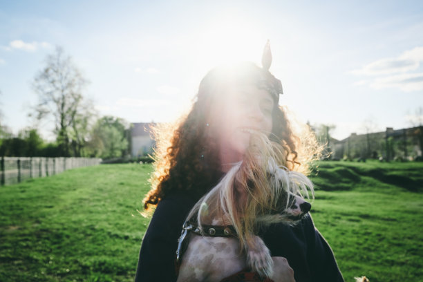 卷毛女孩和她的狗图片下载