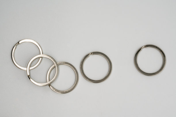银色扁平分割键环孤立在白色背景上图片下载