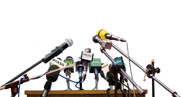 白色背景下的新闻发布会麦克风图片下载