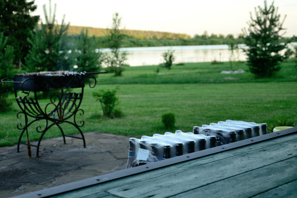 火盆和两箱啤酒放在湖边图片下载