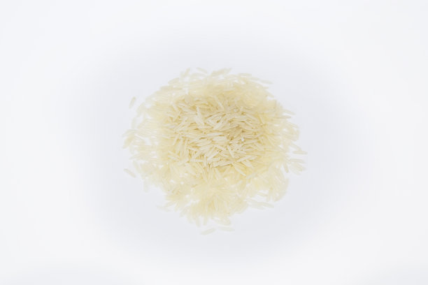 白色背景上的白印度香米堆图片下载