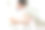 帅气的男人手里拿着平板电脑，坐在卧室的床上。男性在家里使用网络wifi。图片下载