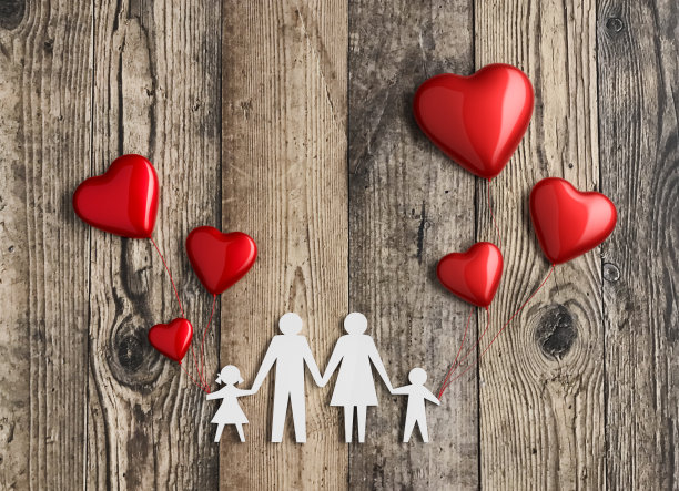 家庭成员和红心形状的木头背景图片下载