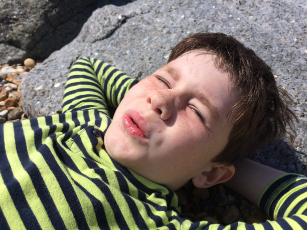 男孩在沙滩上放松图片下载