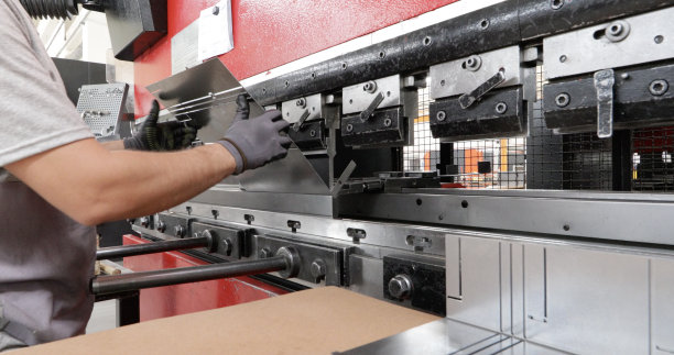 手工工人在工厂铸造金属图片下载