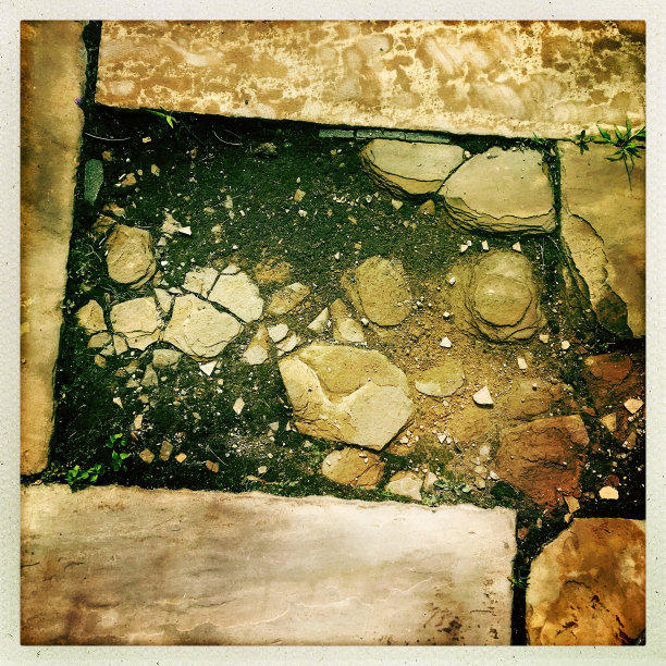破旧庭院的铺路石图片下载