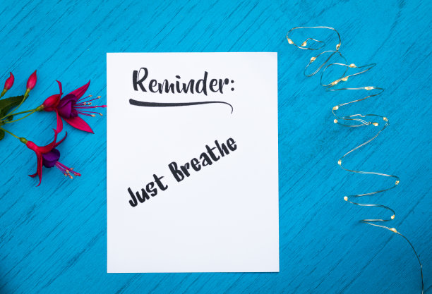 提醒只是呼吸静物动机概念在白纸和蓝色桌子平躺在复古设置图片下载