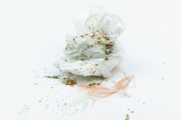 白色背景上沾有化妆品和化妆品的灰尘、粉末和污渍的脏皱褶纸巾图片下载