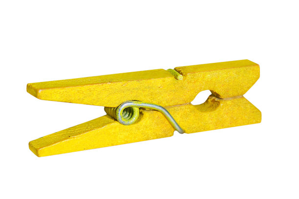 黄色木制衣夹特写拍摄孤立在白色。图片下载