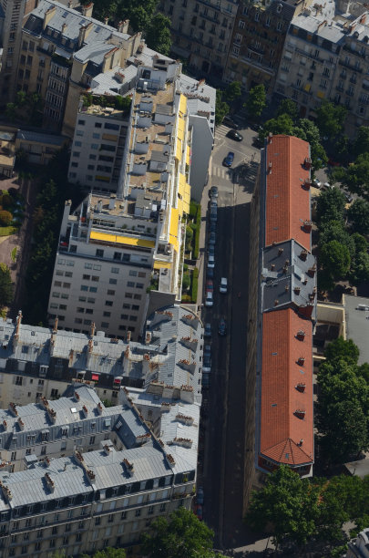 从高处俯瞰巴黎的屋顶。图片下载