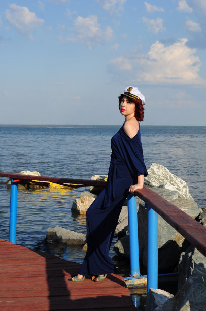 年轻的水手走在码头上，等待他的船在夏天图片下载