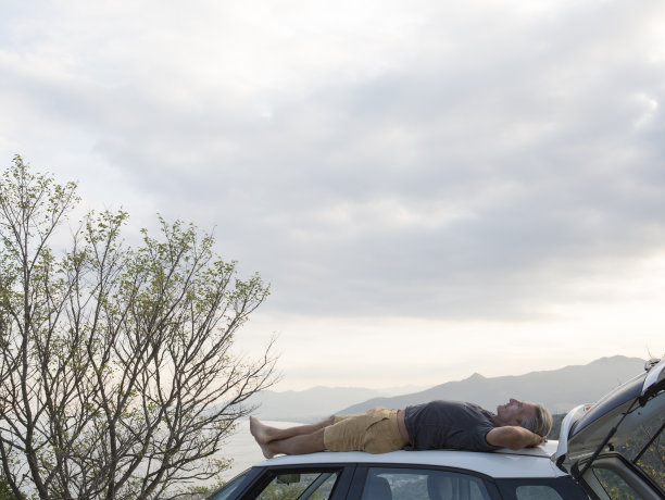 人们从车顶上欣赏海面上的乡村景观。图片下载