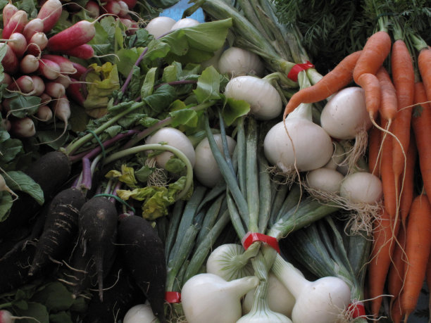 法国农贸市场的新鲜蔬菜摊。图片下载