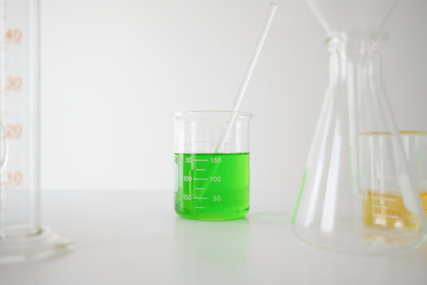 女医生科学家在实验室用草药叶制作草药维生素补充剂矿物质替代治疗研究。图片下载